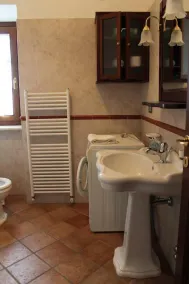 Charming 5-Bed Villa in Pitigliano Tuscany - Image 4