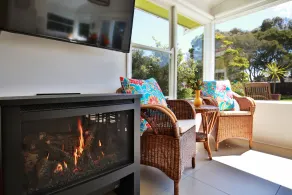 Pet-friendly classic beach house with huge backyard, modern kitchen and bath - Image 2