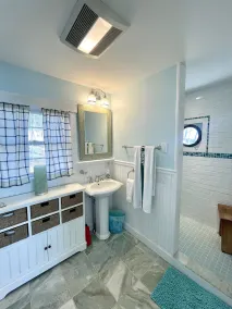 Maine Waterfront Cottage: Nestled on an acre of land, with 500ft of shore front - Image 4