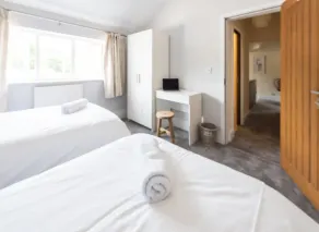 Newlyn House - 5 bed sleeps 11 Guests - Image 5