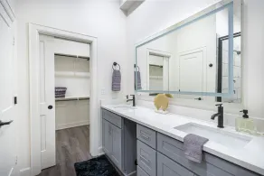 Luxe Downtown Townhouse – Walkable, Stylish & Spacious - Image 4