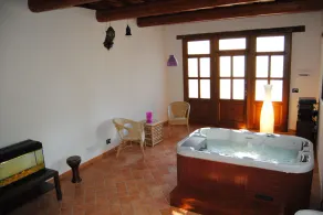 Bondgård i toskansk stil i skogen, med privat bubbelpool och pool - Image 3