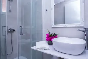 Villa a due piani con quattro camere da letto, ottima posizione, vasca idromassaggio all'aperto, piscina e giardino! - Image 4