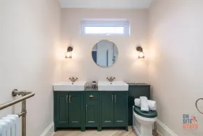 OnSiteStays New Large modern 4 bed, Parking, Wifi, 2 x Bathroom - Image 2