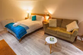 1 Bed Cabin. Parking. Private & secure Garden. Pets welcome. Nr to beaches/walks - Image 5