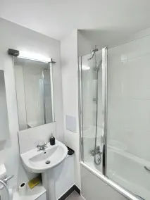 Beautifully furnished 2 bed apartment in East London - Image 4