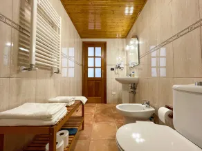 Rural house, located in a quiet environment and surrounded by greenery - Image 2