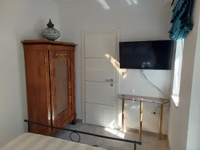 Den store, fuldt udstyrede lejlighed nær havet omgivet af en stor have - Image 2