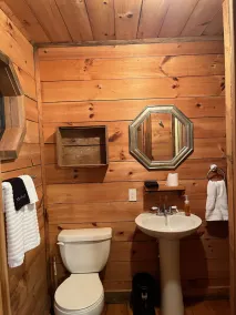 C & D’s Cozy Cabin - Image 3
