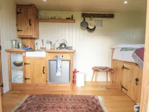 Honeysuckle Shepherd's Hut - Image 5