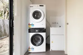 Clean Acacia Ridge 2BR | Good Location w/ Parking | 6AS2 - Image 2