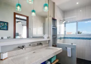 Spectacular ocean views from 3 floors of wide verandas - Image 5