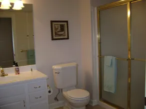 Appartement privé avec 2 chambres et 2 salles de bains avec cuisine complète et patio - Image 4