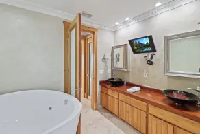 Fisherman Paradise, Dock, Pool , Ice Machine, Jacuzzi. - Image 3