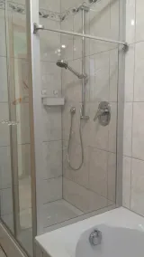 Amplio apartamento propio, entrada, pequeño patio, jardín. - Image 3