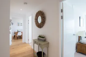 En fantastisk lejlighed på første sal inden for en prisvindende udvikling i Porth. - Image 5