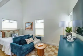 Swanky Studio in Vibrant Hillcrest - Image 5