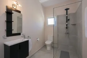 Close to the beach, spacious one-bedroom apartment with sea views. - Image 4