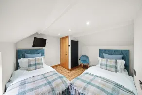 Luxury 4BR Cottage near St Georges Park - Image 5
