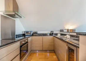 Outstanding and beautifully presented first floor apartment. - Image 4