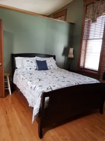 Downtown Chatfield-Schöne 2. Fl Loft (2 Bdrm / 1 Bad) w / Private Deck & Hottub - Image 3