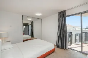 Sleek 2-Bed Apartment in Vibrant Kingston - Image 5