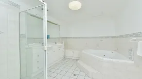 An apartment right in town, across from the marina with filtered waterviews - Image 4