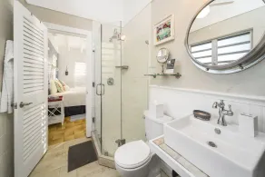 Su propia Villa frente a la playa, no es un condominio, solo 2 pisos de la ciudad, alquiler de 1 o 2 habitaciones - Image 3