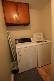 Comfortable lake living, pool access, 3 miles to marina - Image 2