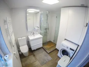 3 Bedroom Apartment with Fireplace in City Center - Image 2