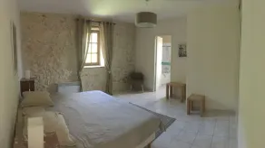 Ancienne magnanerie  aménagée dans un grand Mas en garrigue entre Nîmes et Uzès. - Image 5
