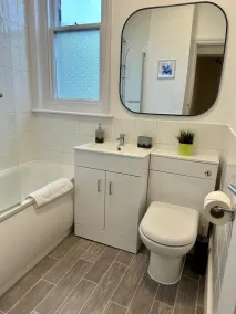 2 Bedroom House in Central Winchester - Image 2