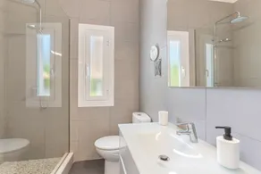 Holiday Home close to the Sea with Garden & Wi-Fi - Image 2