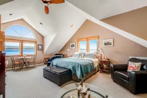 Dog-friendly home with a great deck, ocean view & firepit on beachfront lawn - Image 5
