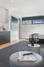 Stylish Studio with Great Amenities near Beachside - Image 4