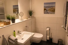 Eksklusiv lejlighed \"havklit\" i direkte strandplacering med balkon med havudsigt NY KONSTRUKTION - Image 3