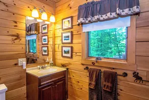 Couples Getaway Log Cabin in the White Mountains - Image 2