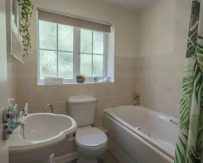 \"Ginger and Gold Haven\" – Peaceful Retreat with Free Parking, Garden, and Super King Bed - Image 4