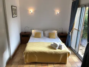 Peaceful haven for 4 surrounded by vineyards and lavender fields - Image 2