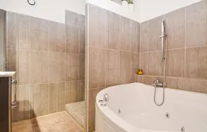 Amazing Home In Violès - Image 2