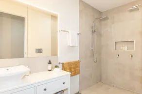 Hanging Rock Views, Queen Suite in classic bush setting - Image 2