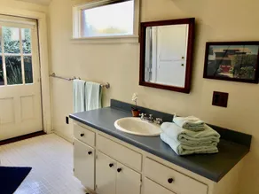 Adorable Seabright Bungalow - Steps to the Beach! - Image 4