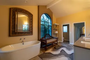 Beautiful 6 Bedroom Estate in Quiet Neighborhood - Image 5