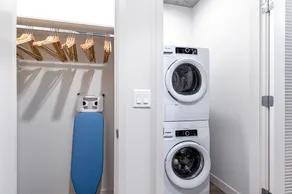 Airy Lakeview Studio, w/ W/D, Gym, near Lincoln Park, by Blueground - Image 2