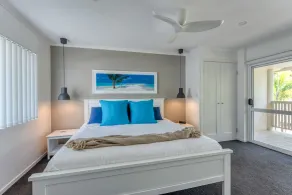 Beautifully renovated 2 bedroom townhouse with office space! - Image 3