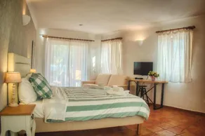 Seaview studio apartment sleeps 3 with pool - Image 3
