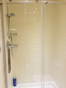 London Luxury Apartments 1min walk from Underground, with FREE PARKING FREE WIFI - Image 3
