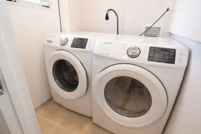 Tæt på centrum 3 soveværelser. 1,5 bad opvarmet pool - Image 2