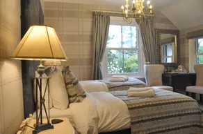 Luxury Country House and landscaped gardens overlooking mountains with parking - Image 4