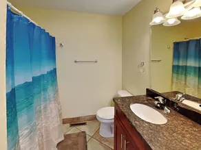 Pool View Condo pour 8 personnes avec 2 BR, 2 BA, Cuisine et Rénové Intérieur - Image 3